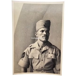 Originele WWII foto van Indian Army soldaat met zijcap en insignes