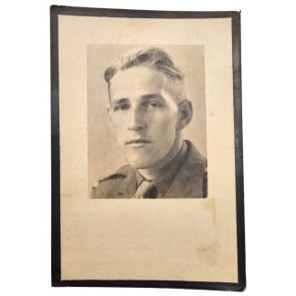 Rouwkaart met portretfoto van korporaal Johannes Jacobus Leonardus Wolfs, Stoottroepen, 1946